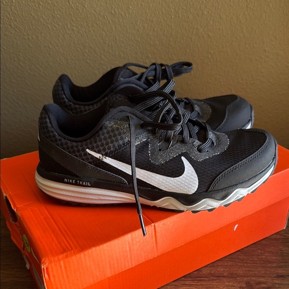 NEW Women’s Nike running shoe size 7 - Picture 2 of 6